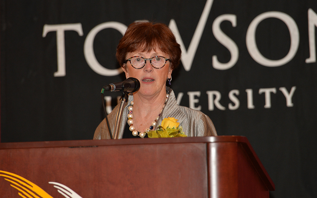 Dean's 2015 distinguished alumni award recipient delivering her acceptance speech