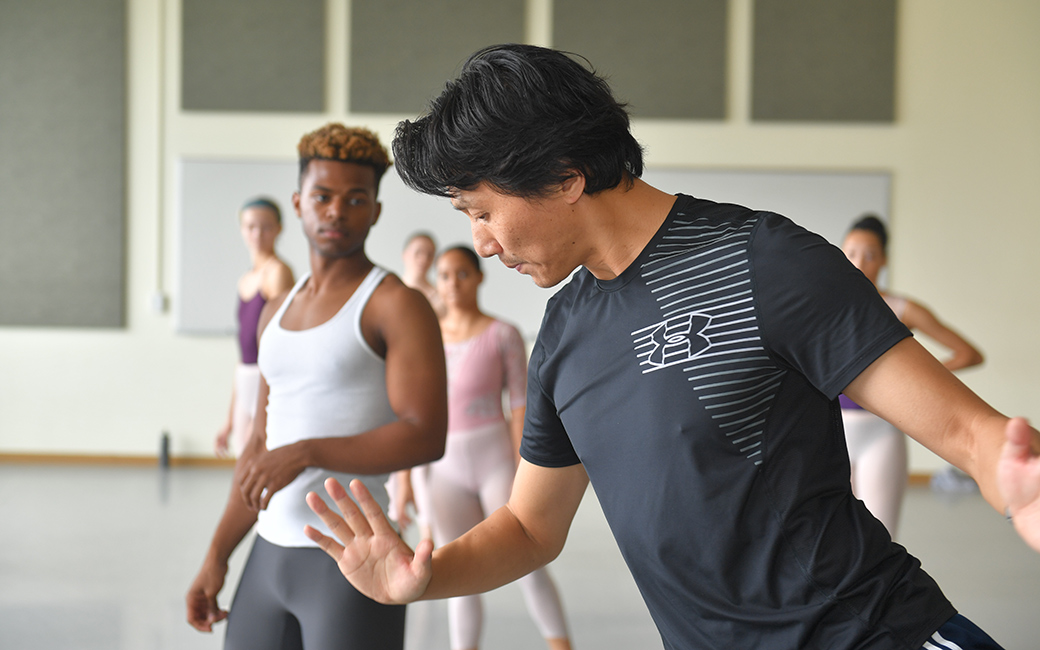 Runqiao Du teaching ballet