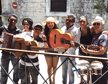 Towson students with Cuban street musicians