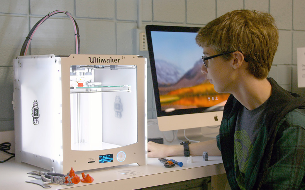 Student using 3D printer
