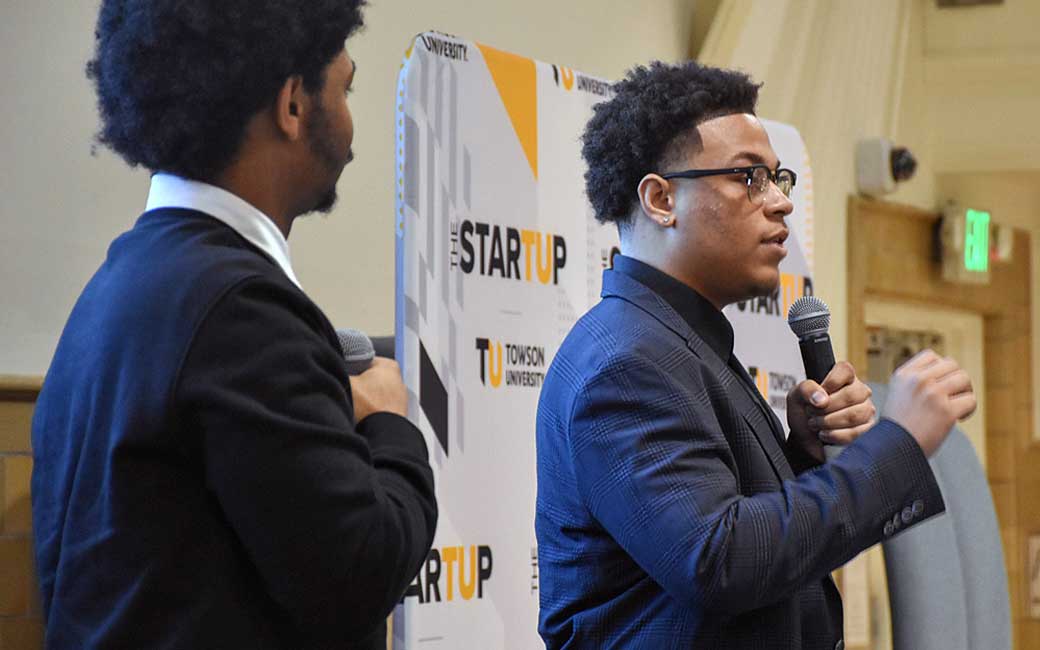 students pitch at startup at armory