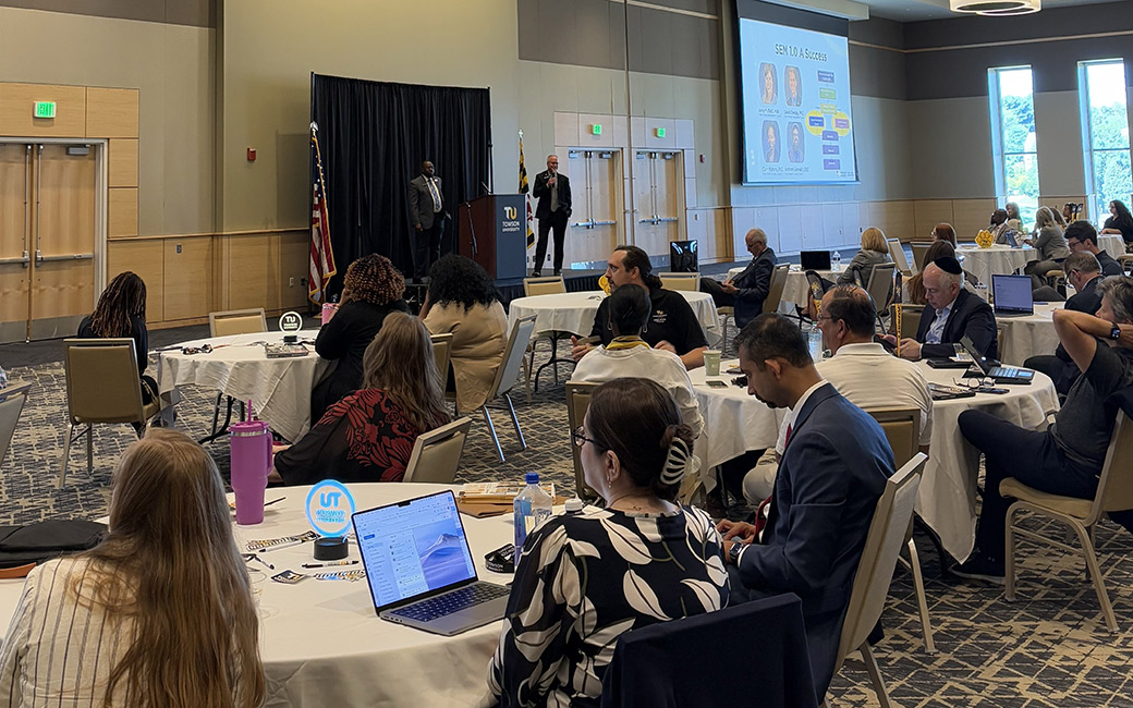Crowd sitting and listening to a presentation3