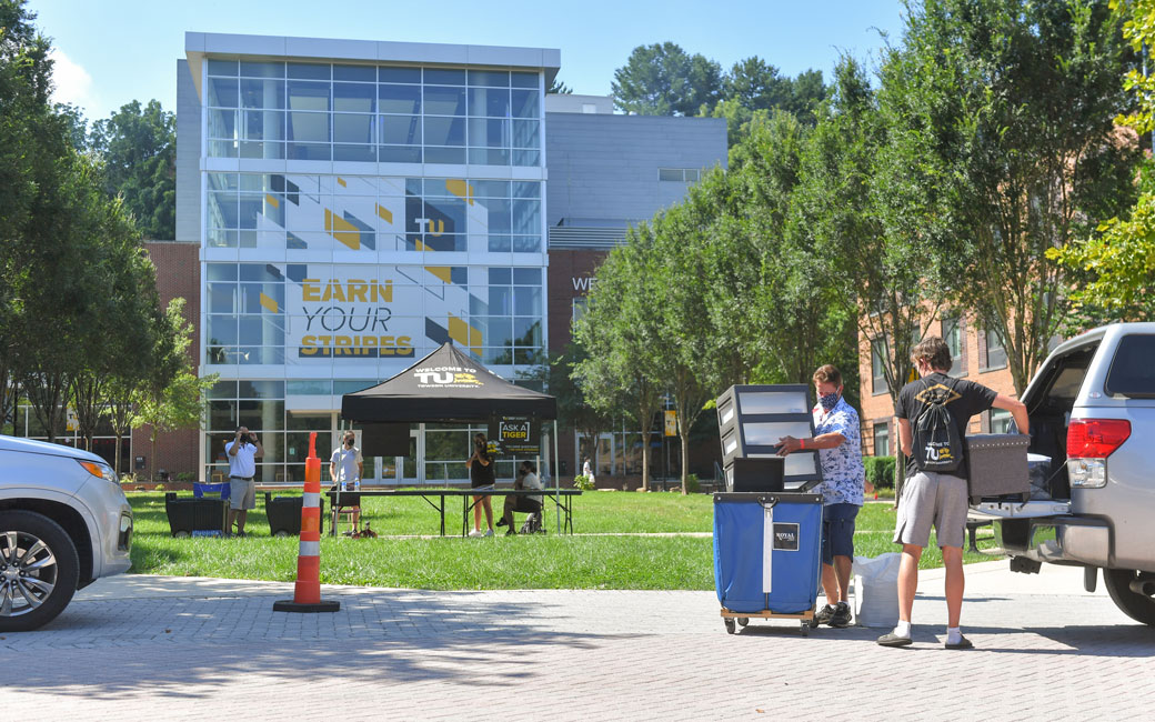 Students move onto campus for the Fall 2020 semester