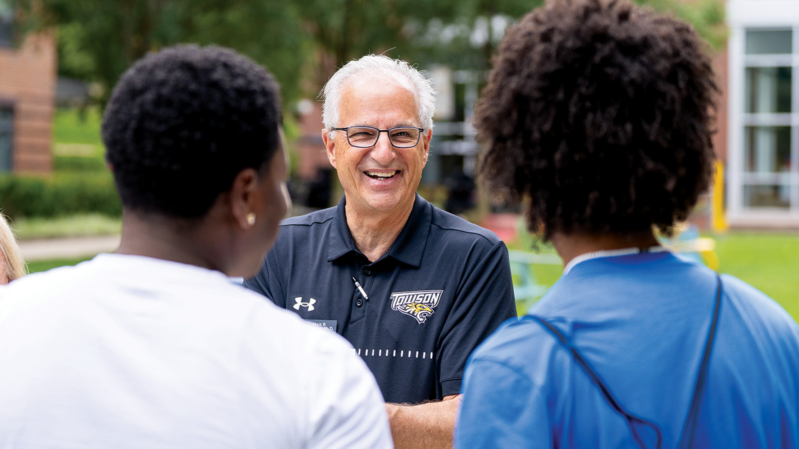 ginsberg talking to students at move-in