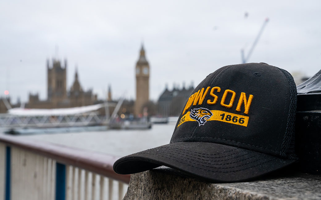 Hat in front of the London Bridge