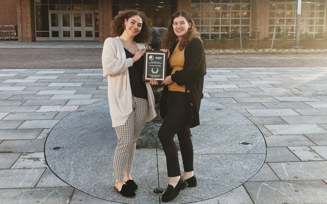 Grace Diveley ‘23 and Kaitlynn Wieler ‘22 with their award in front of the University Union